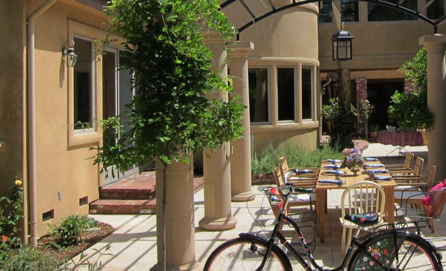 outdoor dining under the pergola